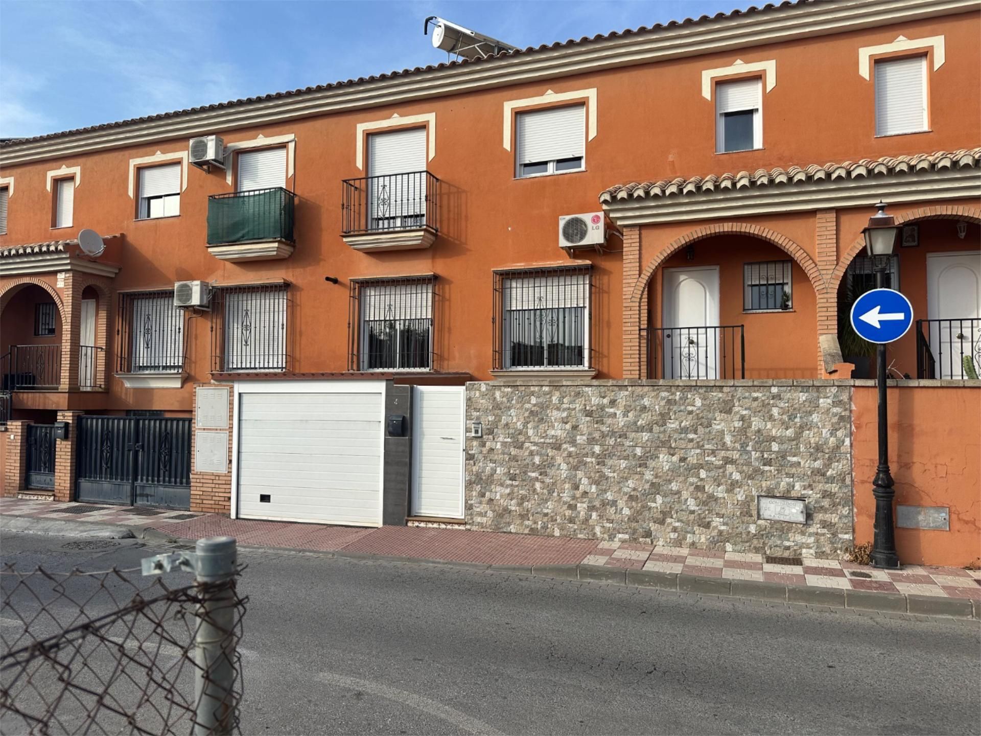 Vista exterior de Pis en venda en Cúllar Vega amb Aire condicionat i Balcó
