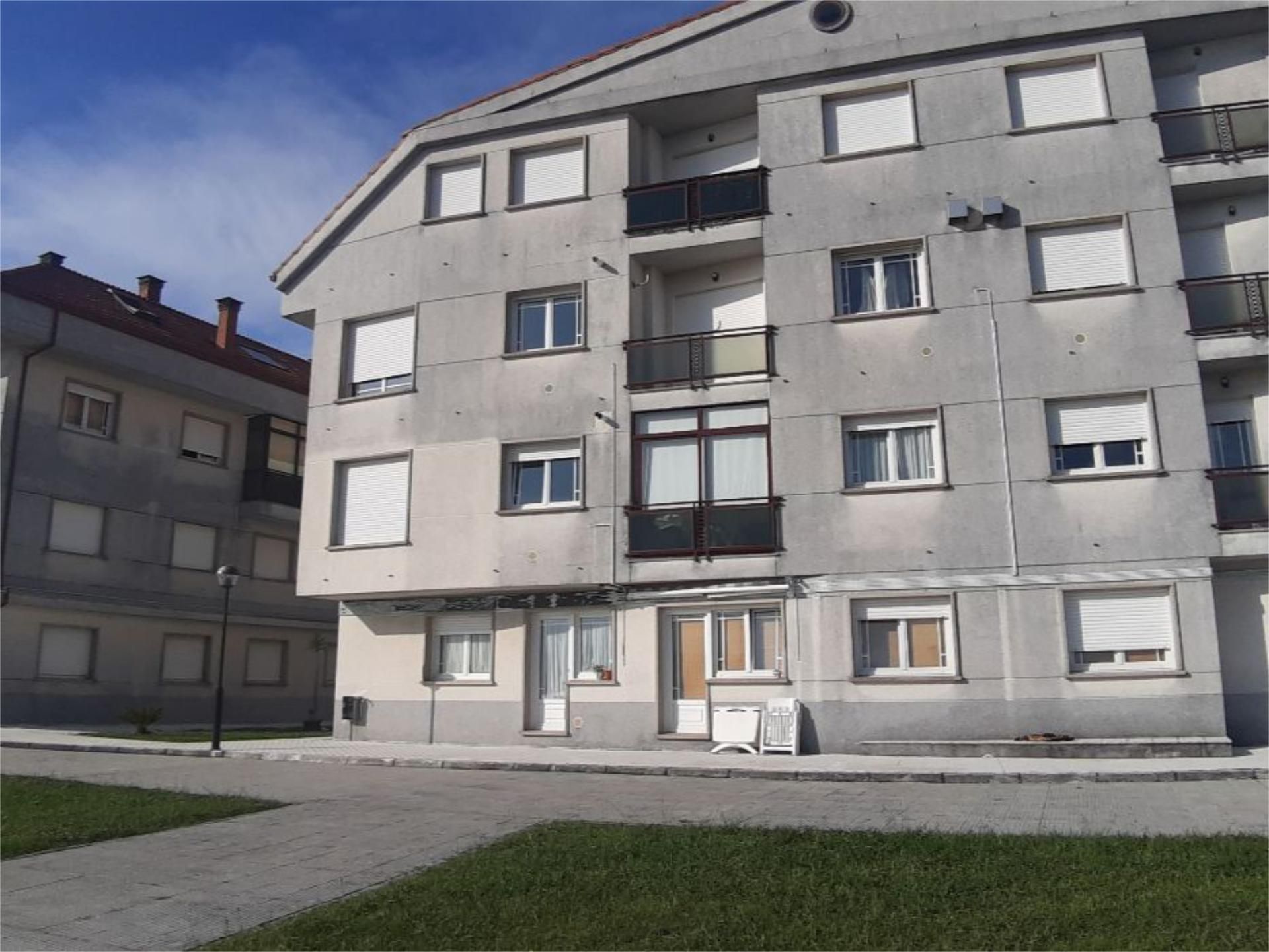 Vista exterior de Dúplex de lloguer en Boiro amb Calefacció, Jardí privat i Parquet
