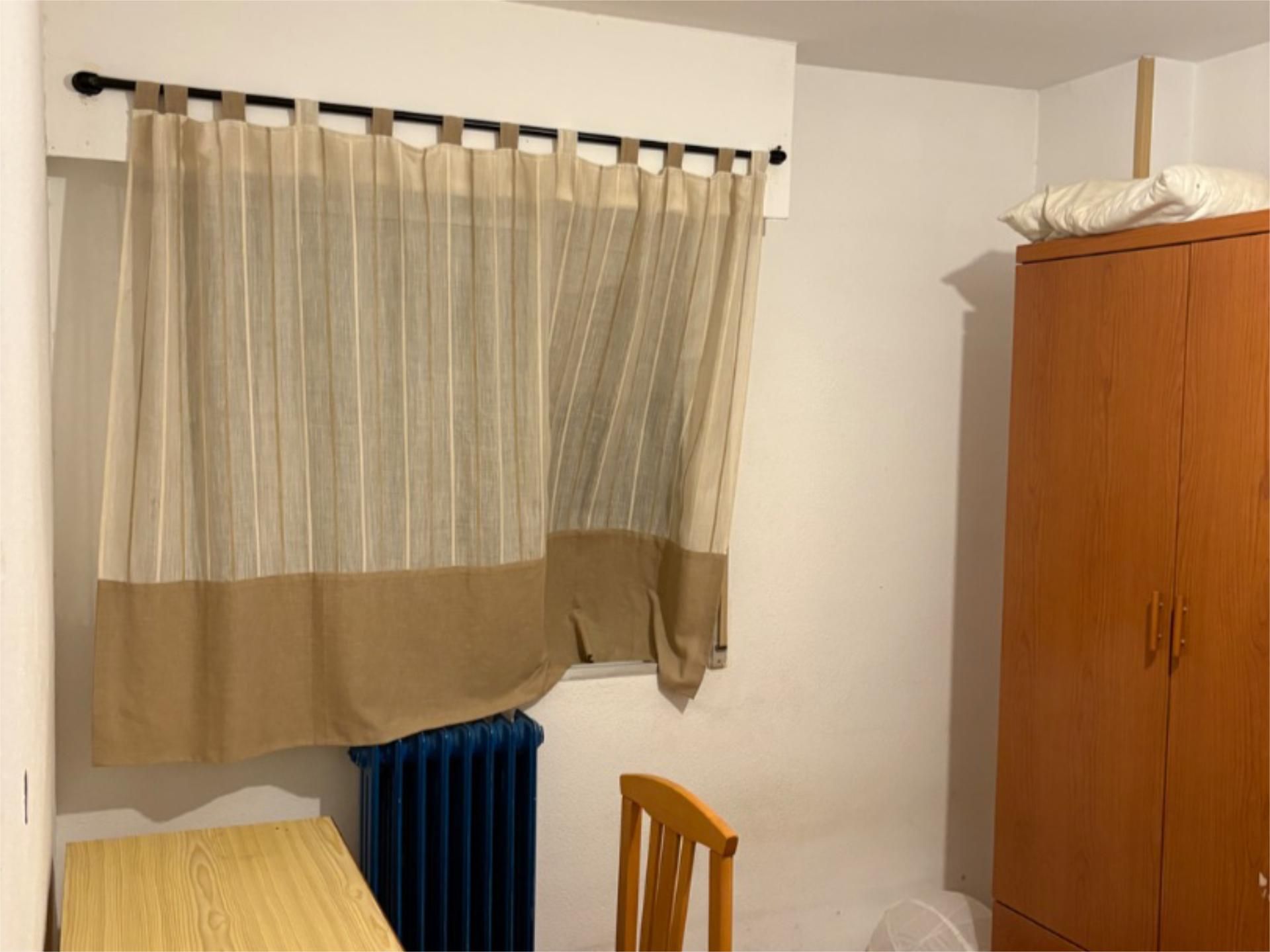 Bedroom of Flat to share in  Zaragoza Capital  with Heating, Furnished and Balcony