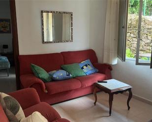 Sala d'estar de Pis de lloguer en Rianxo amb Jardí privat, Terrassa i Moblat