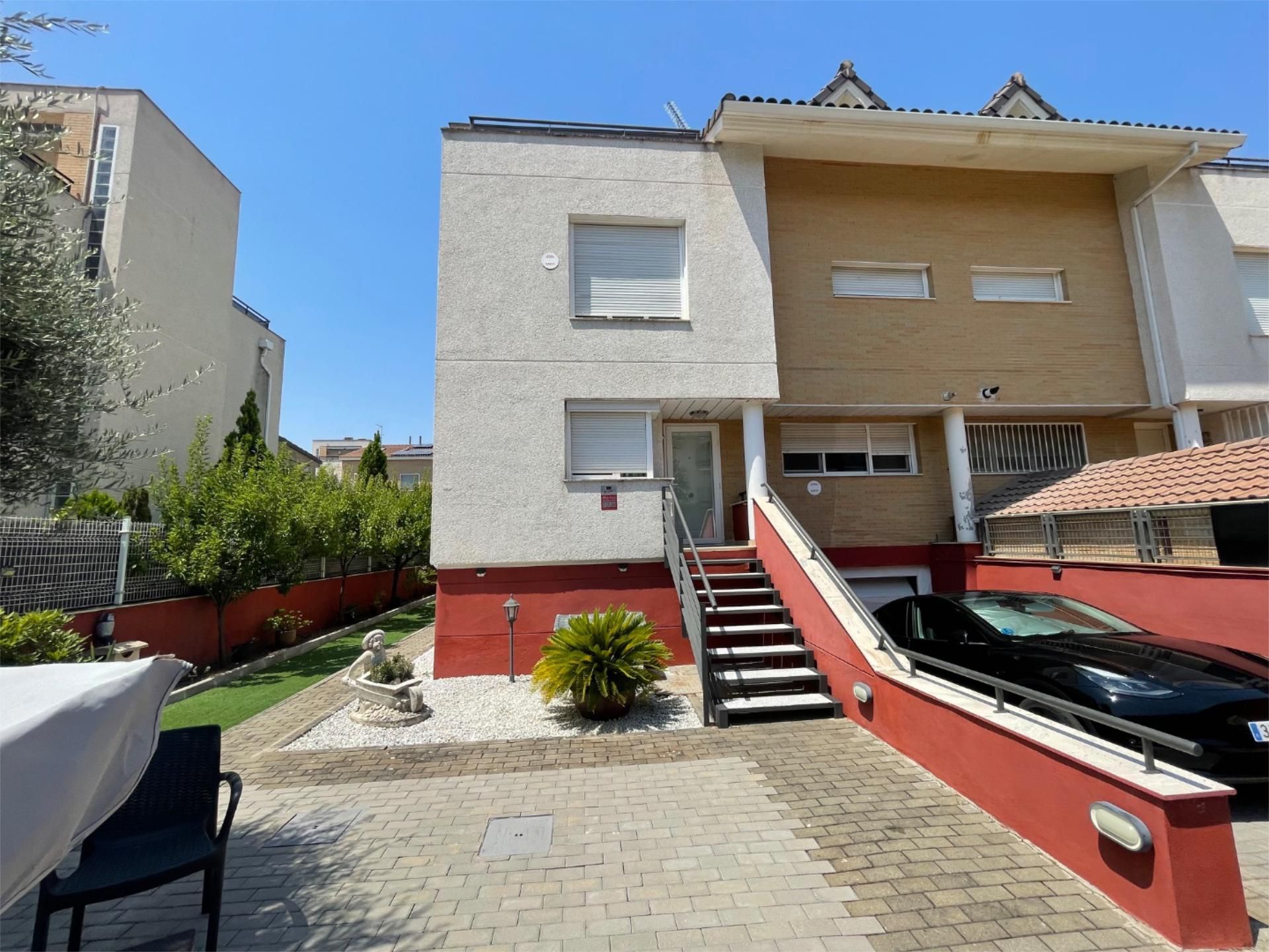 Exterior view of Duplex for sale in Villanueva de la Cañada  with Air Conditioner, Heating and Private garden