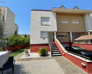 Exterior view of Duplex for sale in Villanueva de la Cañada  with Air Conditioner, Terrace and Swimming Pool