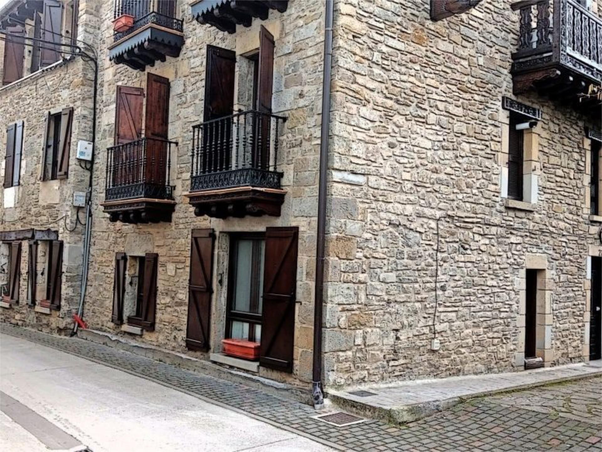 Vista exterior de Pis en venda en Esteribar amb Calefacció, Jardí privat i Parquet