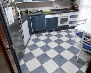 Cuina de Pis en venda en Oviedo  amb Calefacció, Jardí privat i Parquet