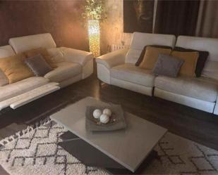 Sala d'estar de Casa adosada en venda en Polanco amb Calefacció, Jardí privat i Terrassa