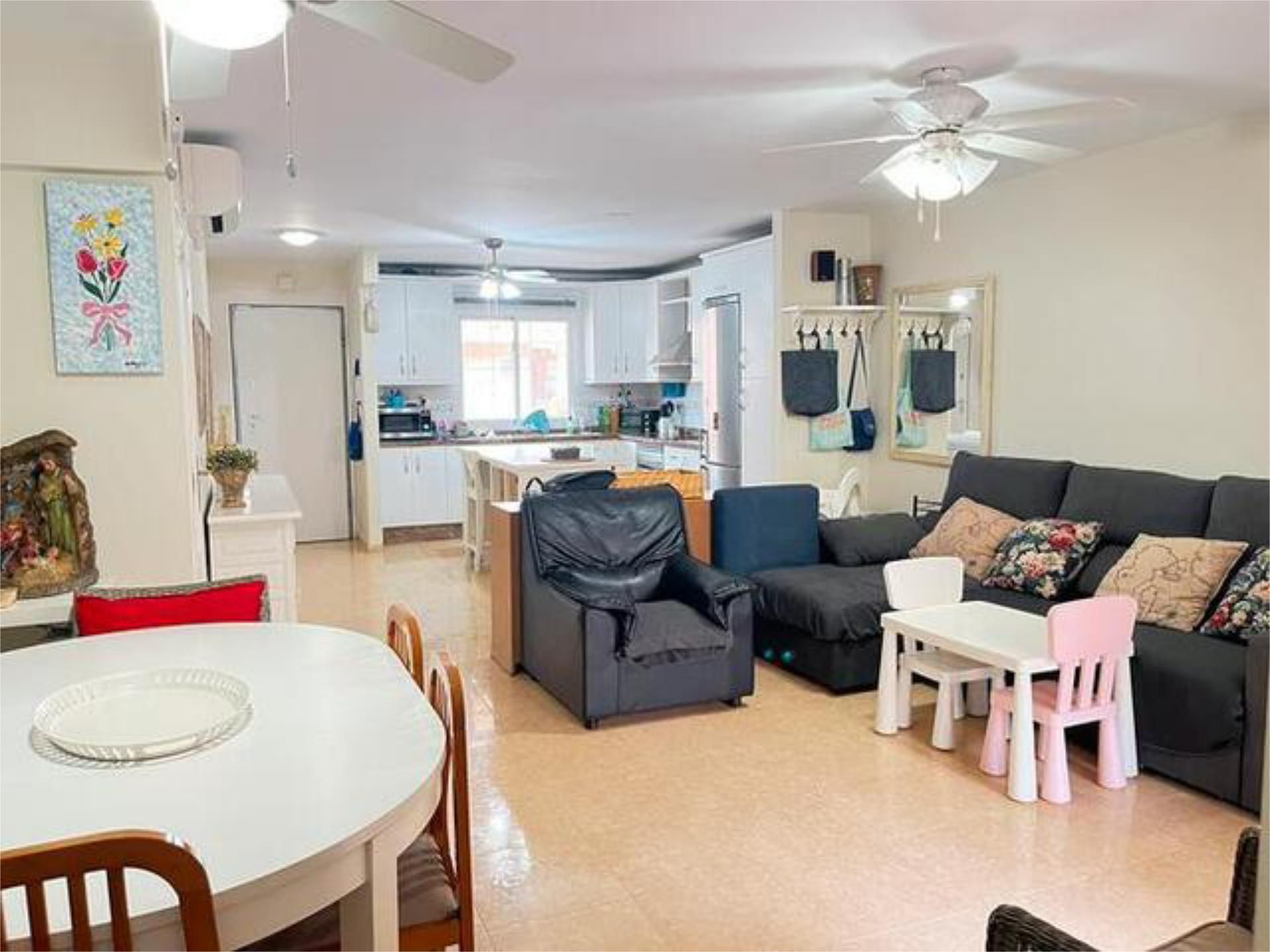 Sala d'estar de Casa adosada en venda en  Almería Capital amb Jardí privat i Terrassa