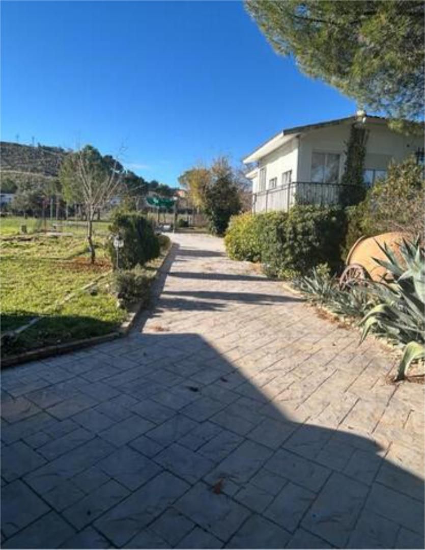 Vista exterior de Casa adosada en venda en Illana amb Calefacció, Jardí privat i Terrassa