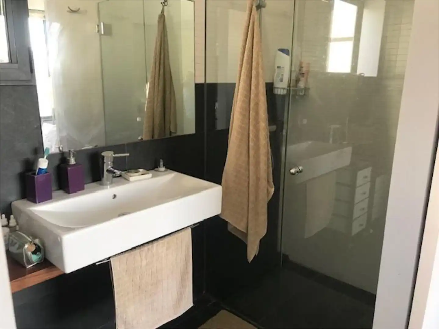 Wohnung zum Verkauf in Avinguda de sa Bassa, Cala Blanca Badezimmer von Wohnung zum Verkauf in Ciutadella de Menorca mit Klimaanlage, Heizung und Privatgarten