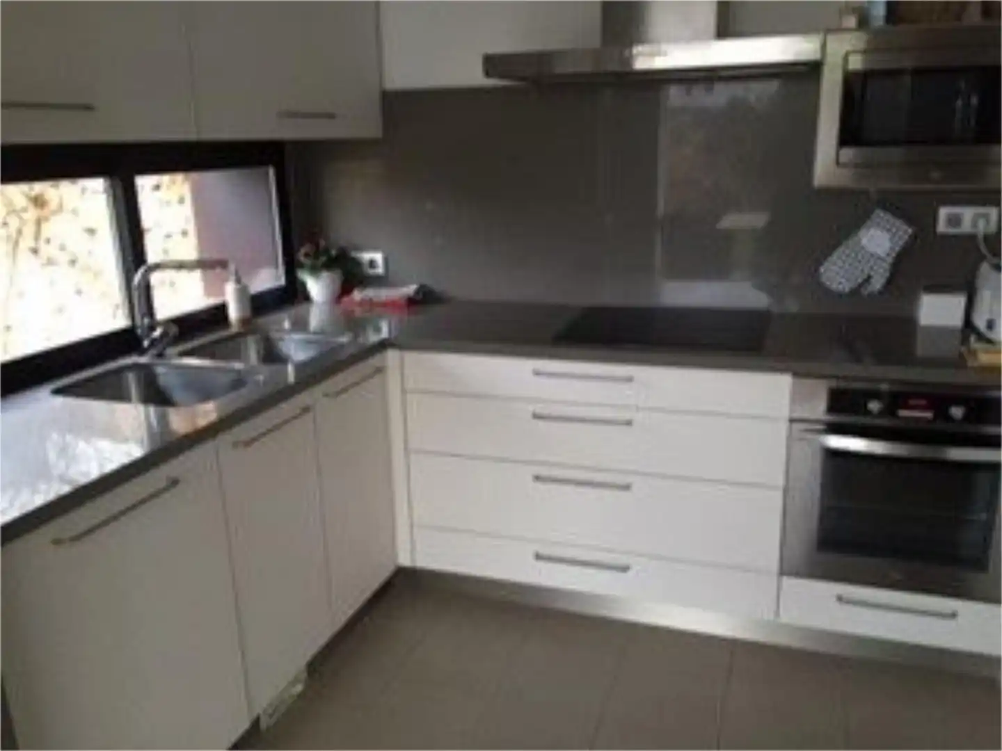 Wohnung zum Verkauf in Avinguda de sa Bassa, Cala Blanca Küche von Wohnung zum Verkauf in Ciutadella de Menorca mit Klimaanlage, Heizung und Privatgarten