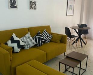 Sala d'estar de Apartament de lloguer en  Sevilla Capital amb Aire condicionat i Balcó