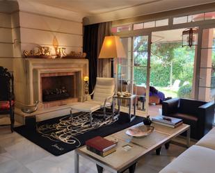 Flat for sale in Avenida las Palmeras, 21, Playa de la Fontanilla Living room of Flat for sale in Marbella with Private garden, Terrace and Storage room