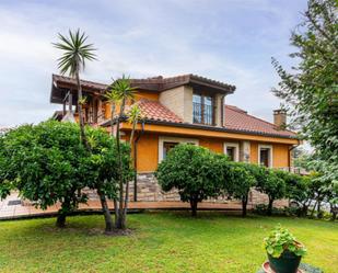 Vista exterior de Casa o xalet en venda en Marina de Cudeyo amb Terrassa i Balcó