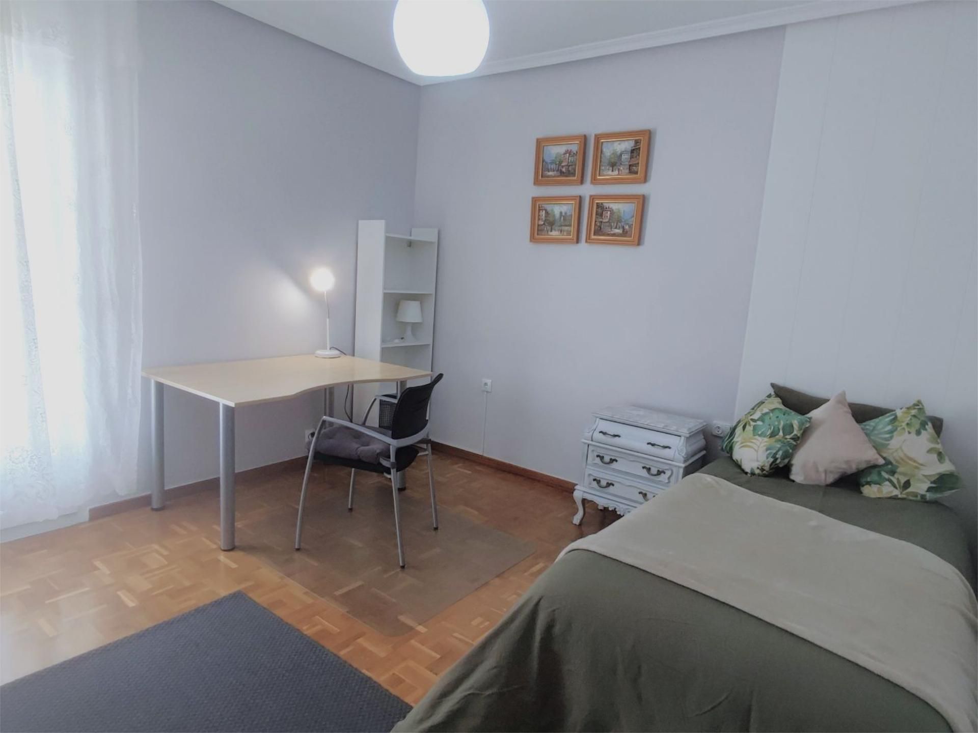 Bedroom of Flat to share in Ávila Capital  with Heating, Parquet flooring and Terrace