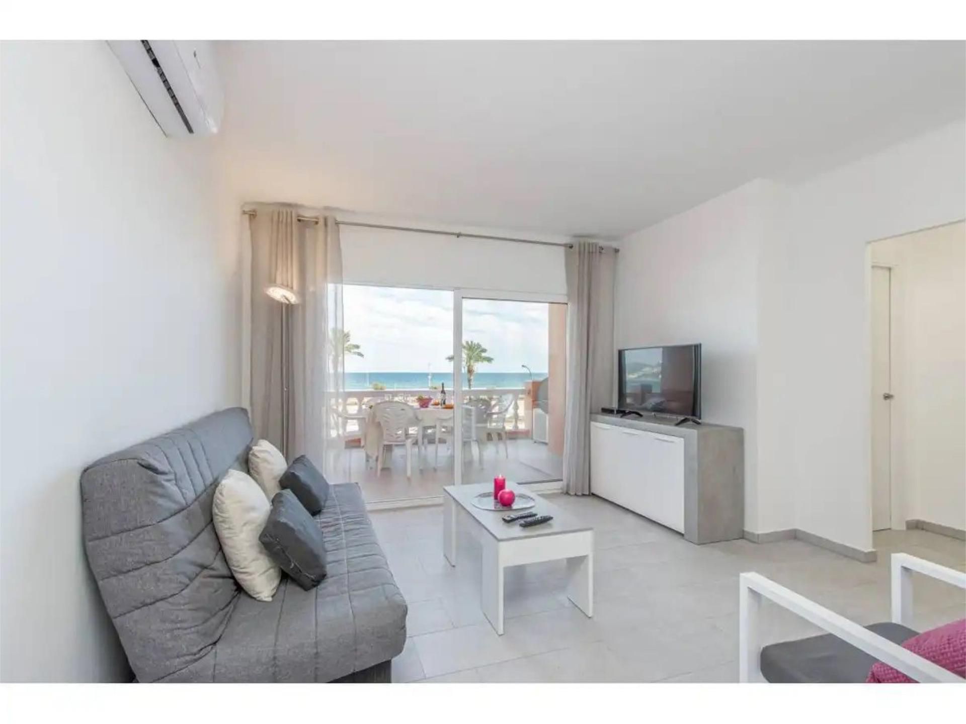 Sala d'estar de Pis de lloguer en Empuriabrava amb Balcó