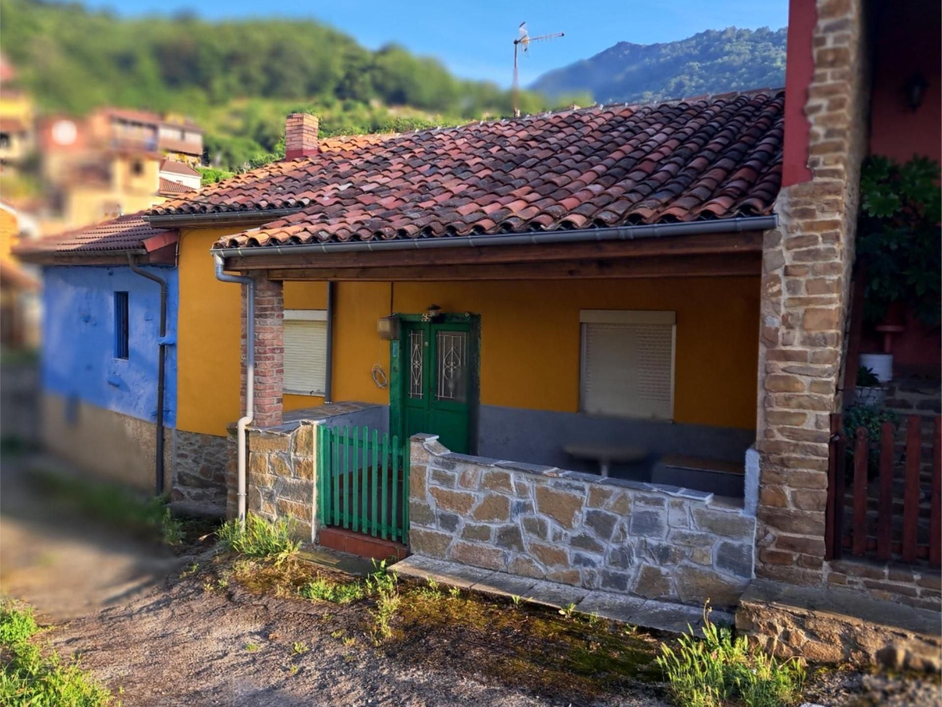 Vista exterior de Finca rústica en venda en Lena amb Calefacció, Terrassa i Moblat