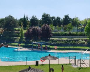 Swimming pool of Flat for sale in Pozuelo de Alarcón  with Air Conditioner, Terrace and Swimming Pool