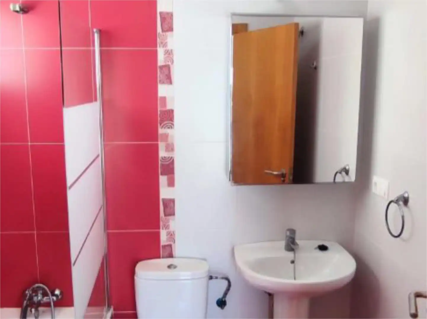 Einfamilien-Reihenhaus zum Verkauf in Carrer del Cabeçó D'or, 126, Pueblo Acantilado - Lanuza Badezimmer von Einfamilien-Reihenhaus zum Verkauf in El Campello mit Terrasse, Schwimmbad und Balkon