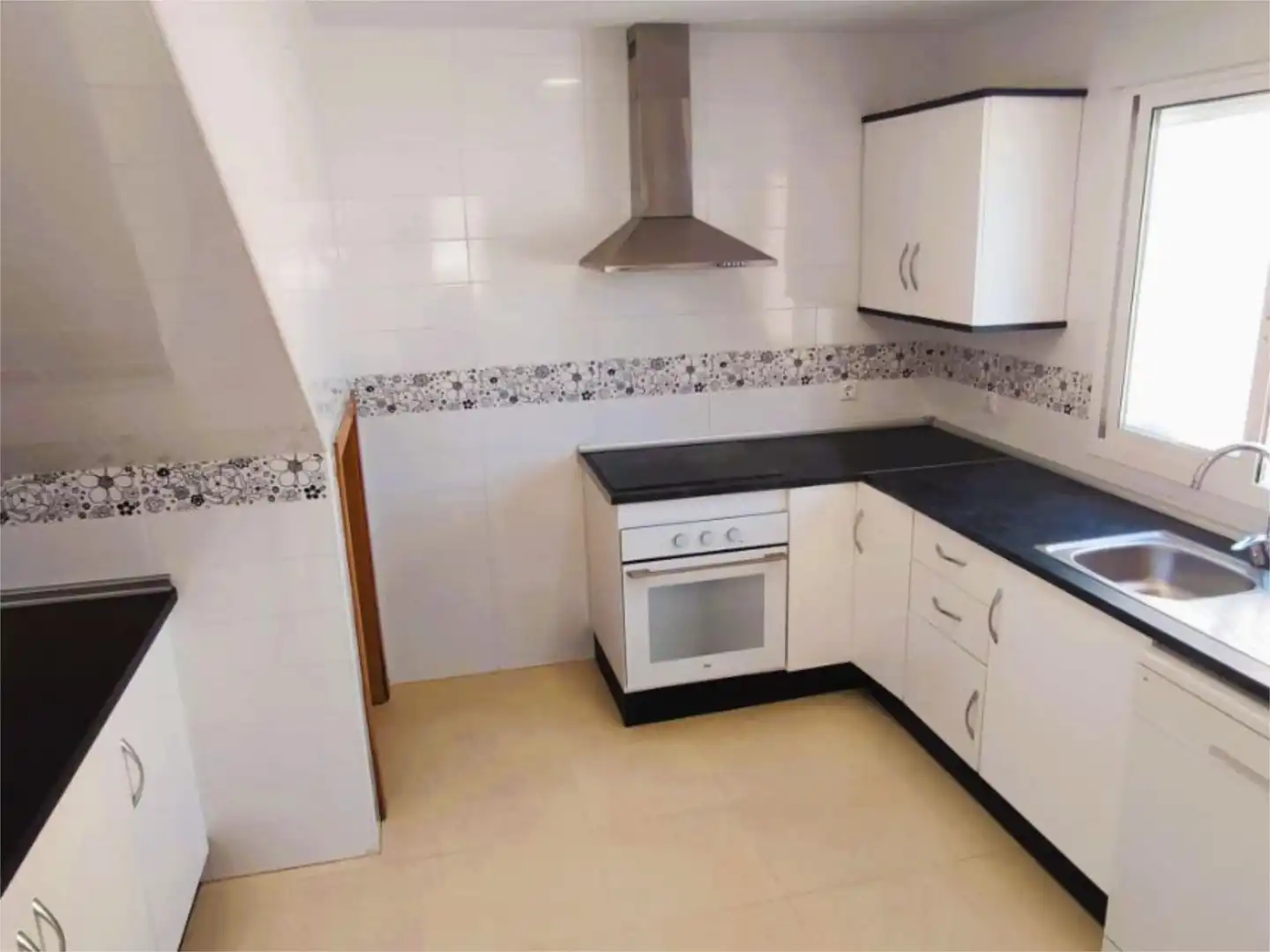 Einfamilien-Reihenhaus zum Verkauf in Carrer del Cabeçó D'or, 126, Pueblo Acantilado - Lanuza Küche von Einfamilien-Reihenhaus zum Verkauf in El Campello mit Terrasse, Schwimmbad und Balkon