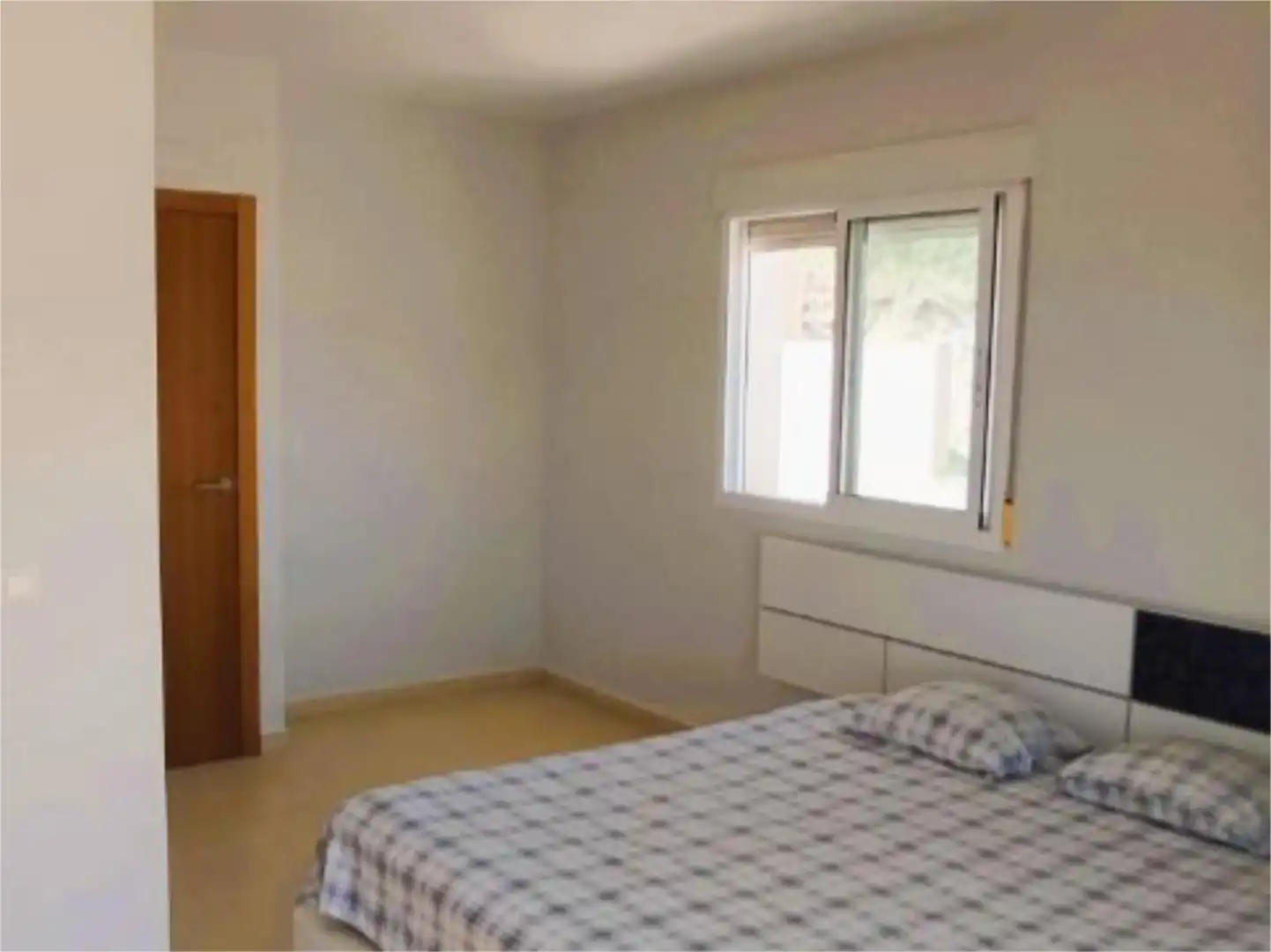 Einfamilien-Reihenhaus zum Verkauf in Carrer del Cabeçó D'or, 126, Pueblo Acantilado - Lanuza Schlafzimmer von Einfamilien-Reihenhaus zum Verkauf in El Campello mit Terrasse, Schwimmbad und Balkon