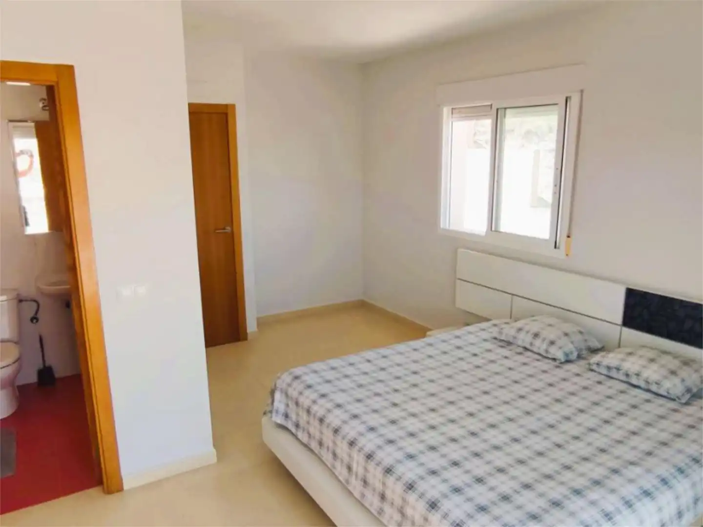 Einfamilien-Reihenhaus zum Verkauf in Carrer del Cabeçó D'or, 126, Pueblo Acantilado - Lanuza Schlafzimmer von Einfamilien-Reihenhaus zum Verkauf in El Campello mit Terrasse, Schwimmbad und Balkon