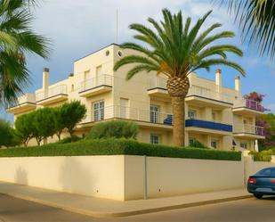 Vista exterior de Casa adosada en venda en Vilanova i la Geltrú amb Jardí privat, Terrassa i Traster