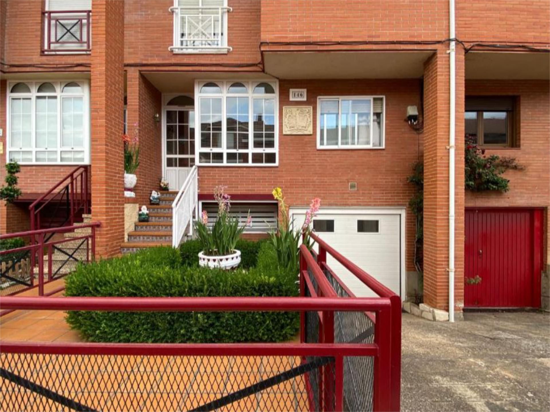 Vista exterior de Casa o xalet en venda en San Andrés del Rabanedo amb Calefacció, Jardí privat i Terrassa