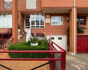 Vista exterior de Casa o xalet en venda en San Andrés del Rabanedo amb Calefacció, Jardí privat i Terrassa