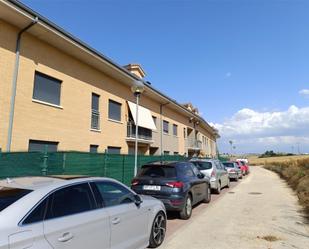 Exterior view of Flat for sale in Fuensaldaña  with Balcony