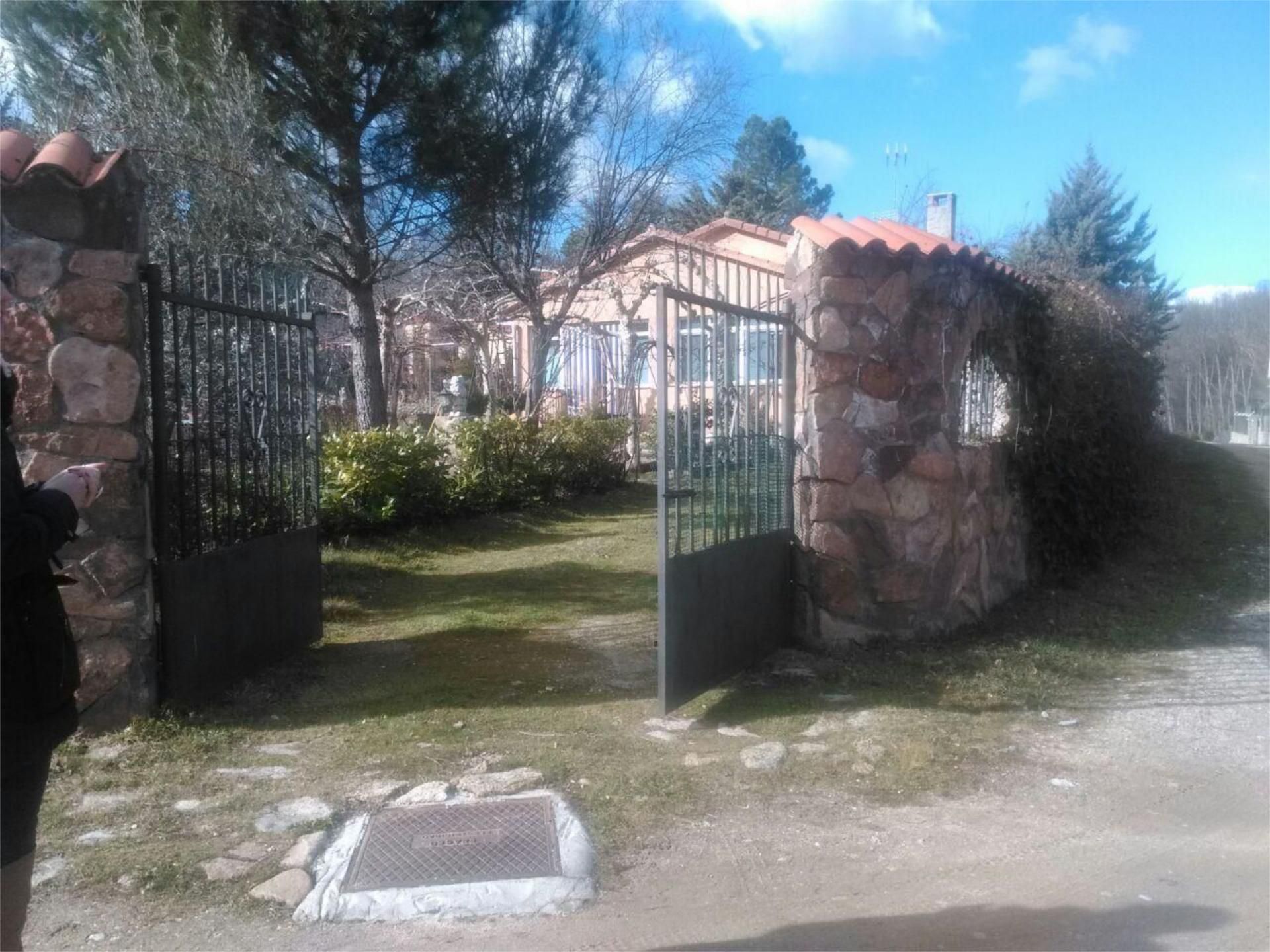 Garden of House or chalet for sale in Navaluenga  with Swimming Pool