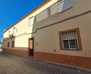 Vista exterior de Casa adosada en venda en Higuera de la Serena amb Aire condicionat, Traster i Moblat
