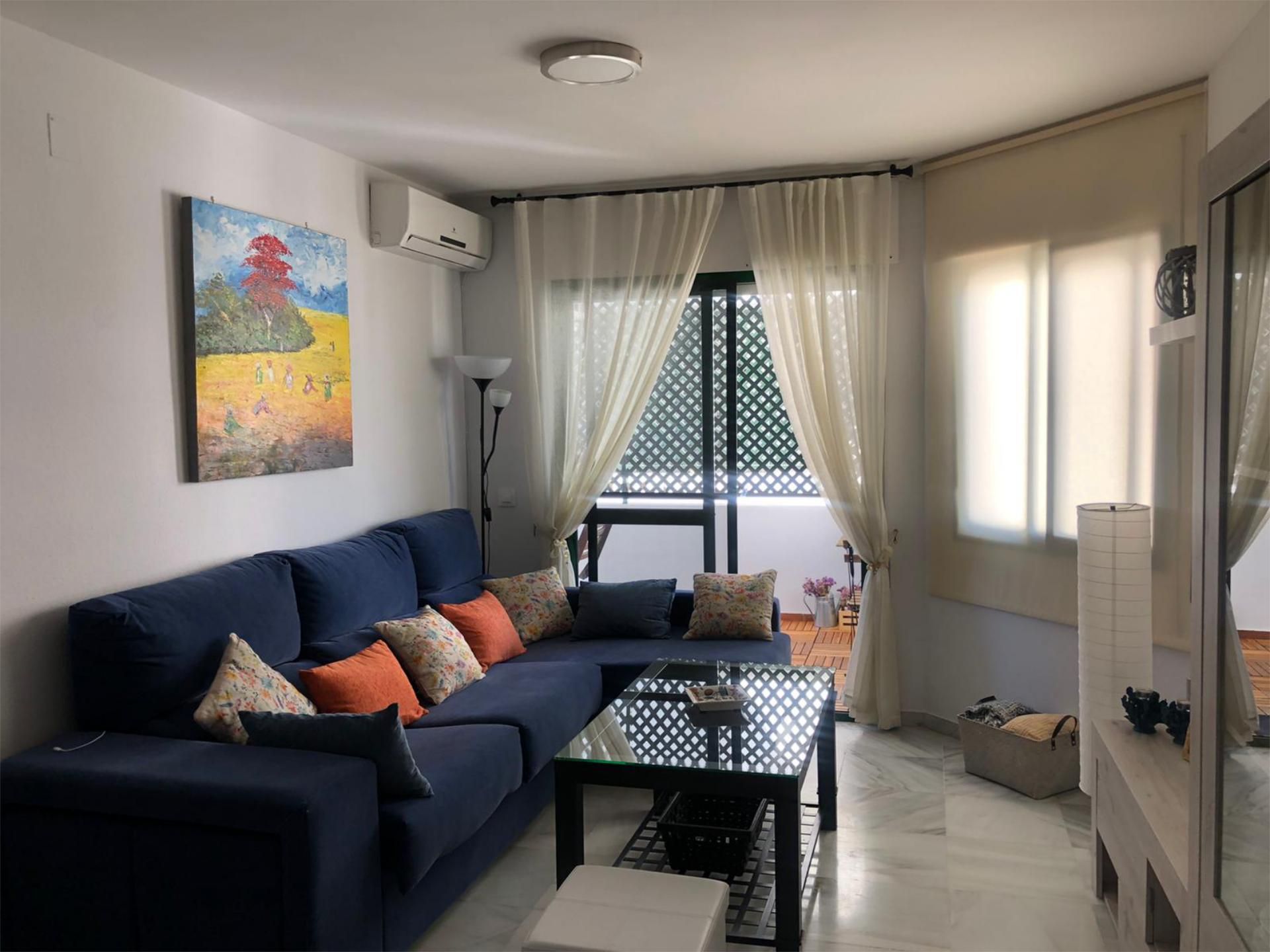 Sala d'estar de Pis de lloguer en El Puerto de Santa María amb Aire condicionat, Jardí privat i Parquet