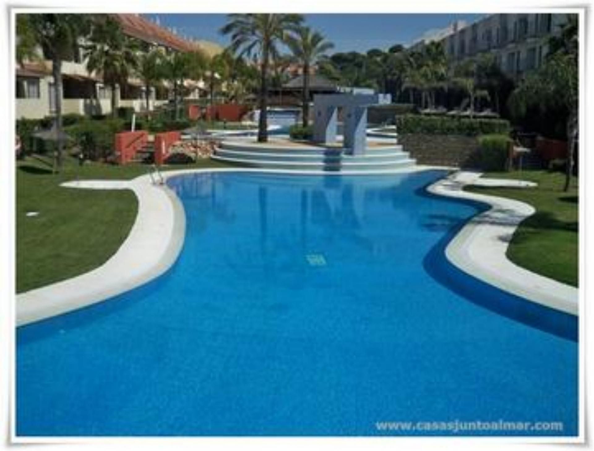 Piscina de Apartament de lloguer en Islantilla amb Aire condicionat, Terrassa i Balcó