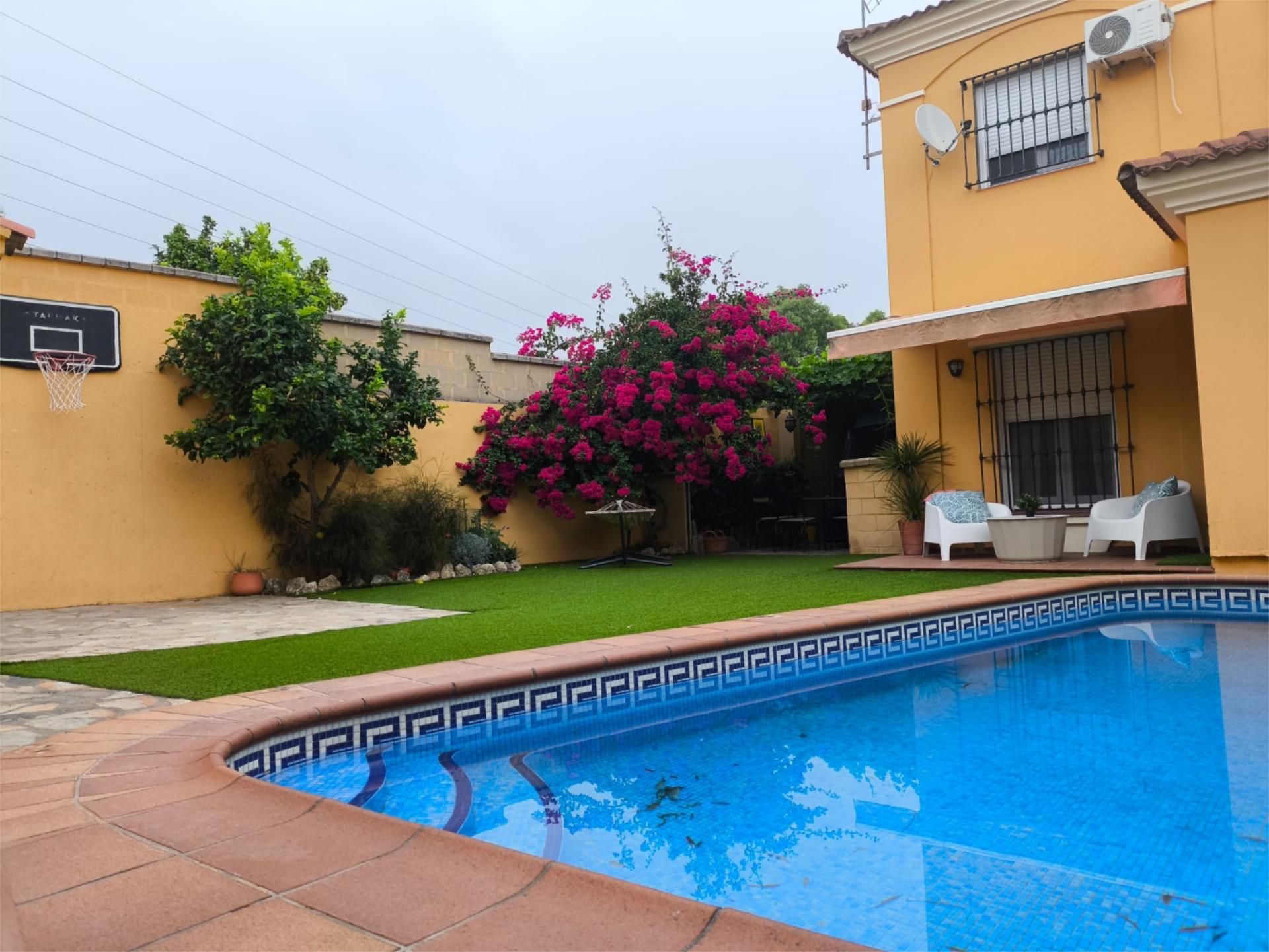 Piscina de Casa adosada en venda en Algeciras amb Aire condicionat, Calefacció i Jardí privat