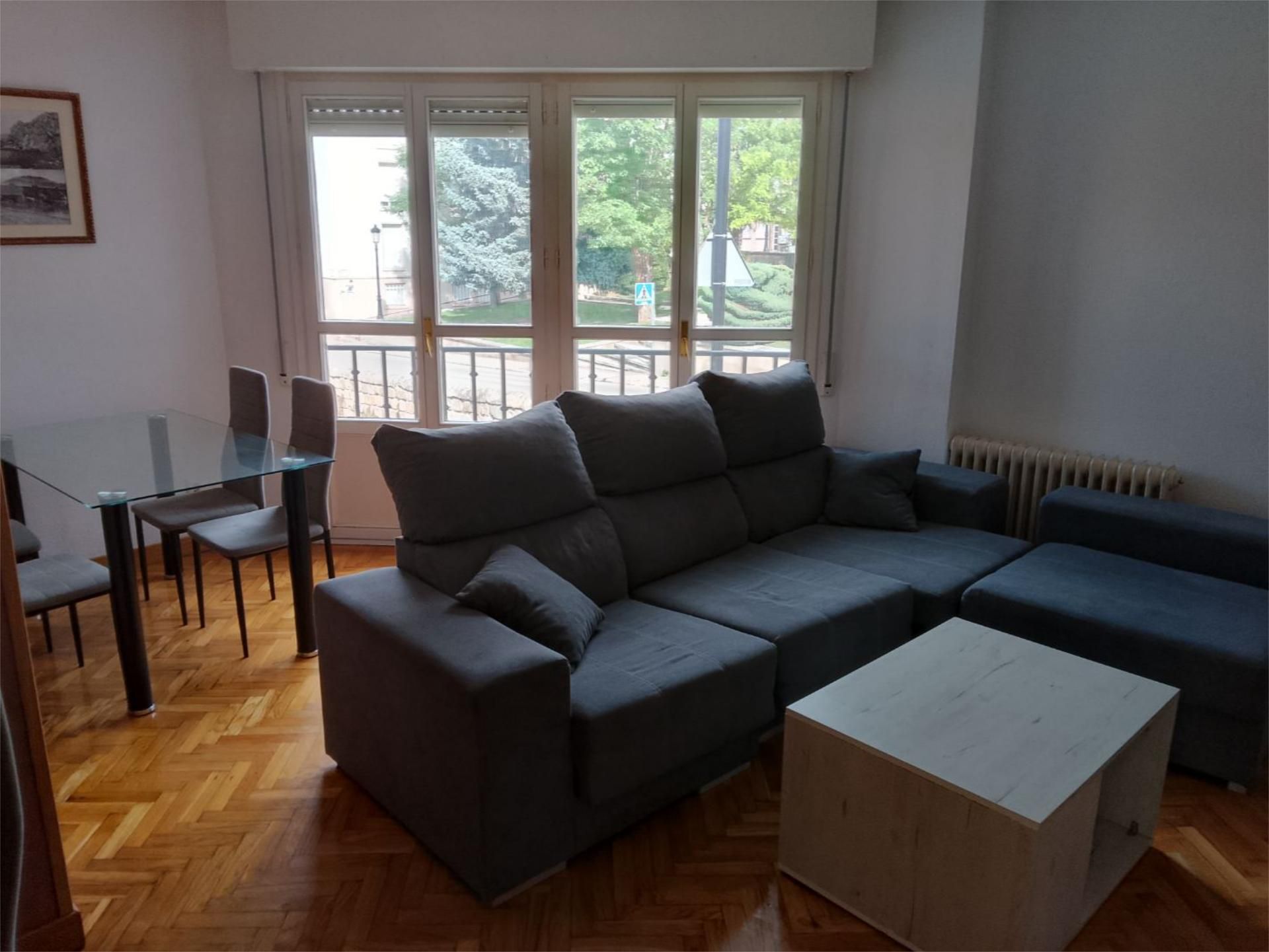 Sala d'estar de Pis en venda en Soria Capital  amb Calefacció, Parquet i Moblat