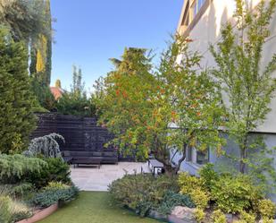Garden of Single-family semi-detached for sale in Pozuelo de Alarcón  with Air Conditioner, Terrace and Swimming Pool