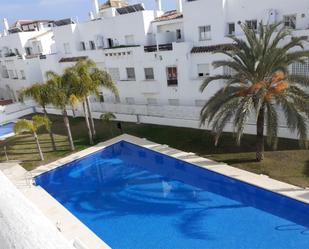 Piscina de Pis per a compartir en Estepona amb Jardí privat, Terrassa i Piscina