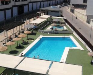 Piscina de Pis de lloguer en Montequinto amb Aire condicionat, Calefacció i Jardí privat
