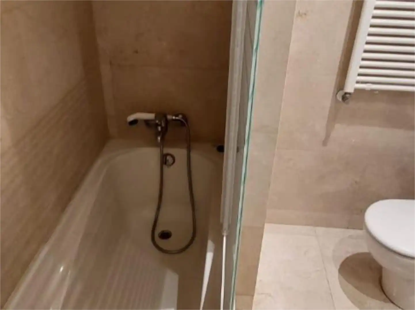 Flat for rent in Calle de Fernando VII, 13, Simancas Bathroom of Flat for rent in Madrid with Air Conditioner, Heating and Private garden