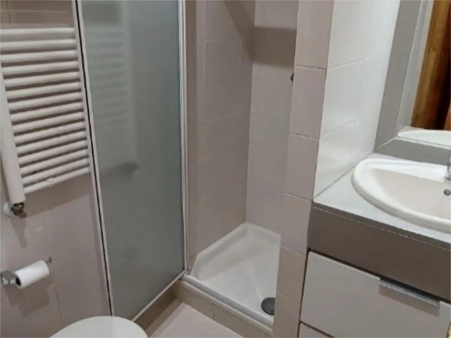 Flat for rent in Calle de Fernando VII, 13, Simancas Bathroom of Flat for rent in Madrid with Air Conditioner, Heating and Private garden