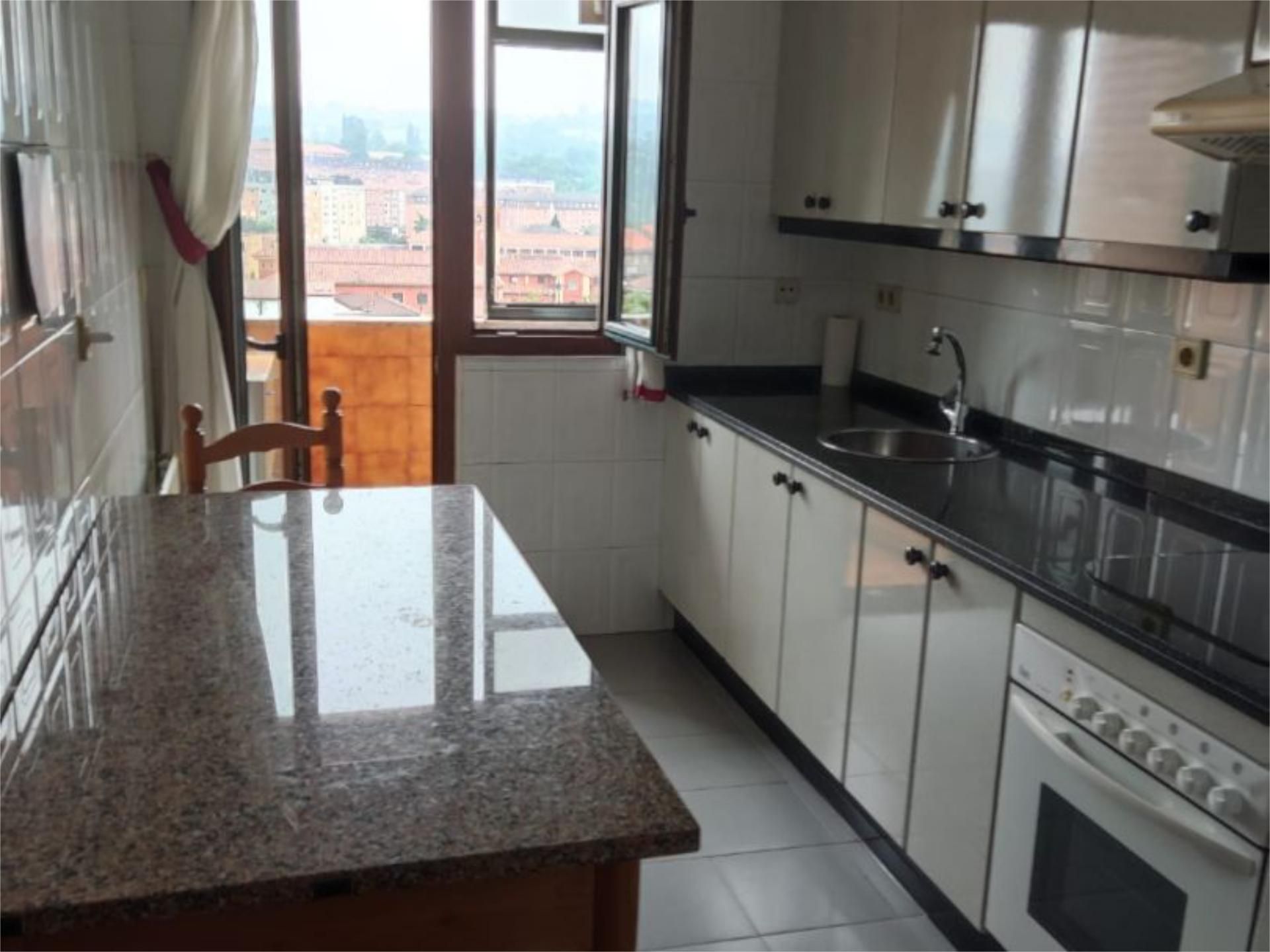 Cuina de Pis en venda en Oviedo  amb Calefacció, Parquet i Terrassa