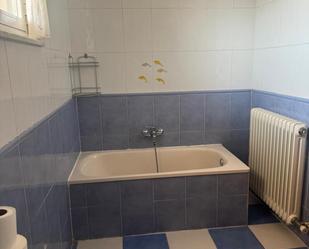 Bany de Casa o xalet en venda en Aldeatejada amb Aire condicionat, Terrassa i Piscina