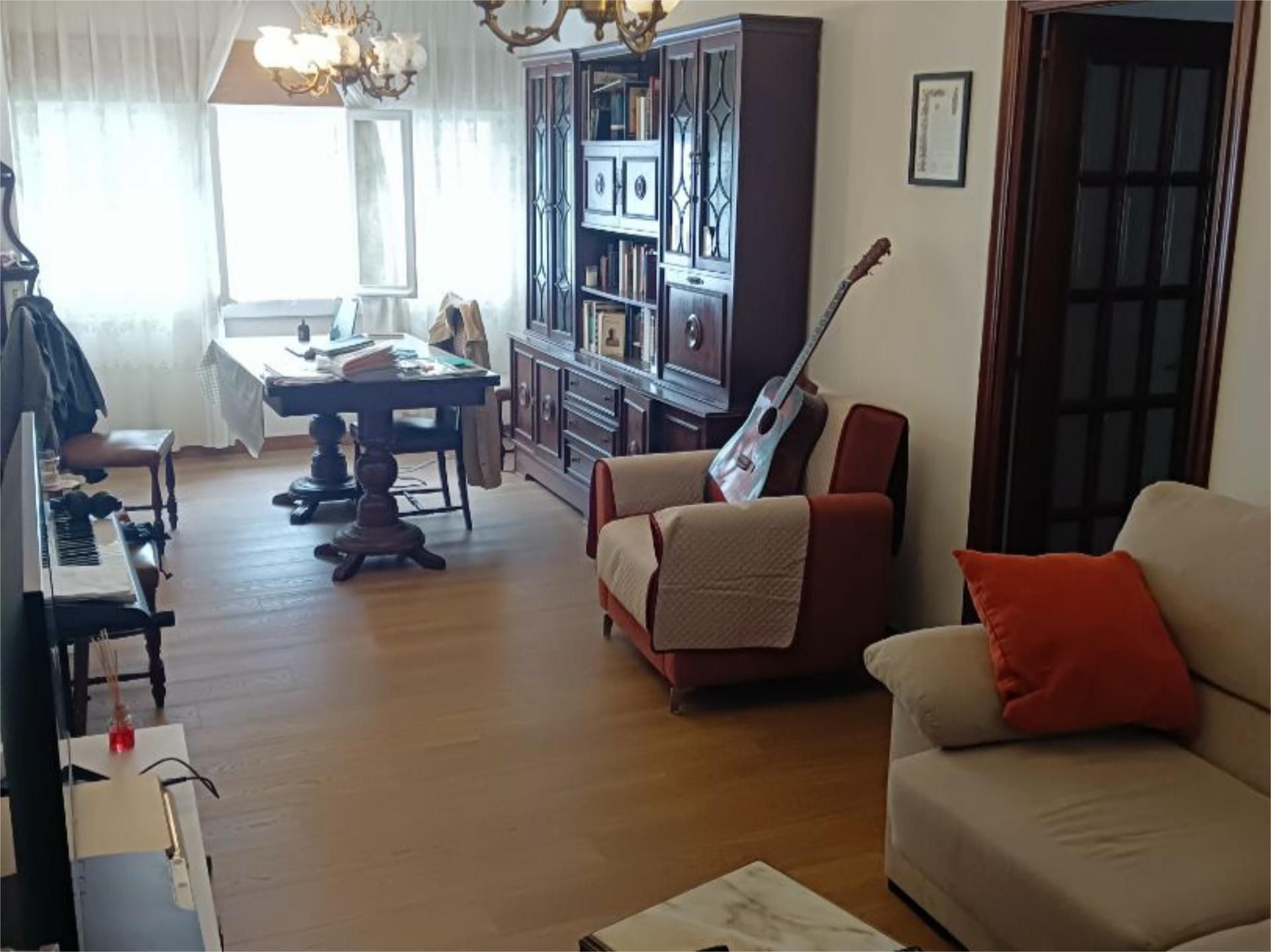 Sala d'estar de Pis per a compartir en Santiago de Compostela  amb Calefacció, Parquet i Moblat