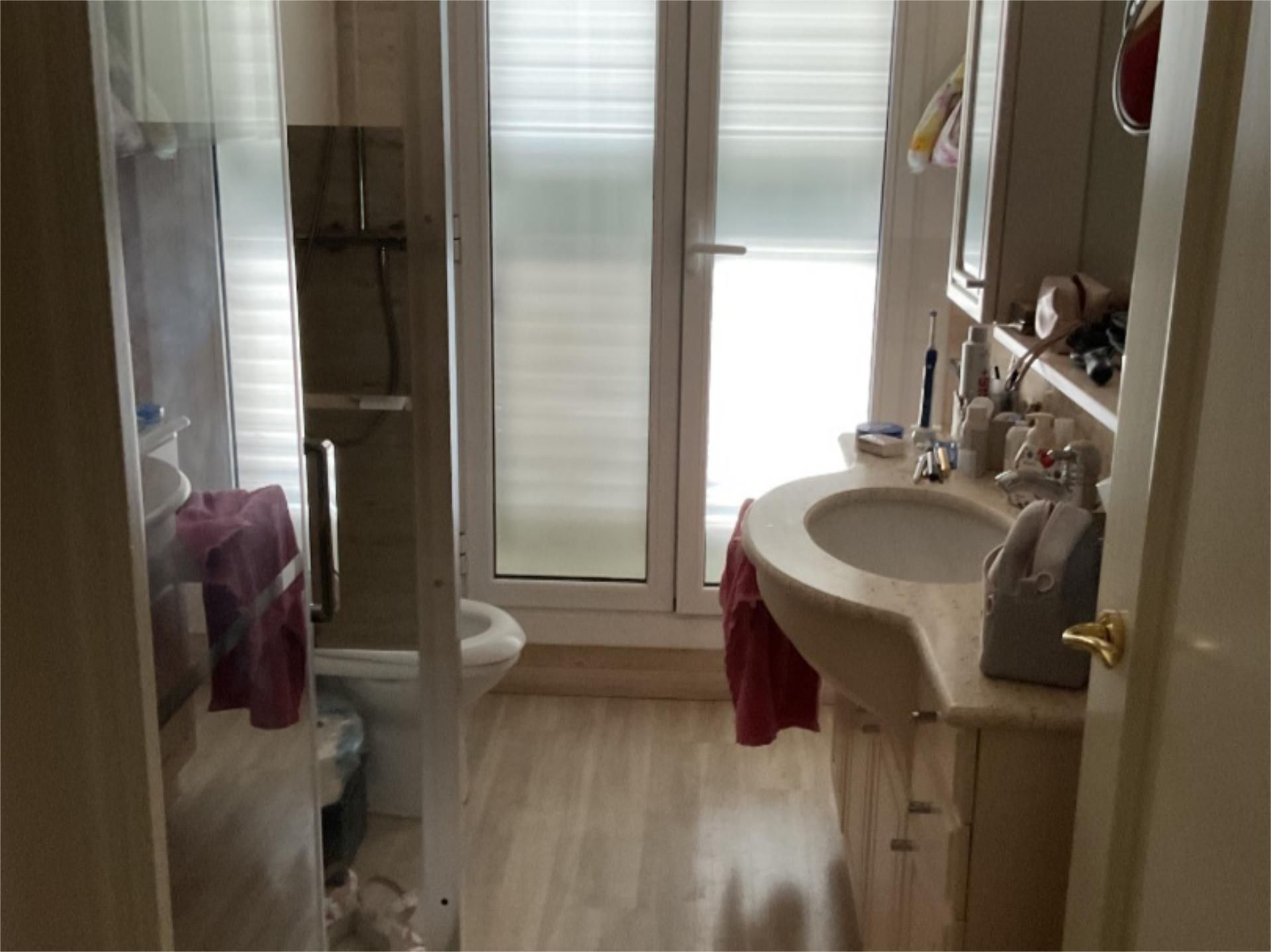 Bathroom of Flat for sale in  Lleida Capital  with Air Conditioner, Heating and Parquet flooring