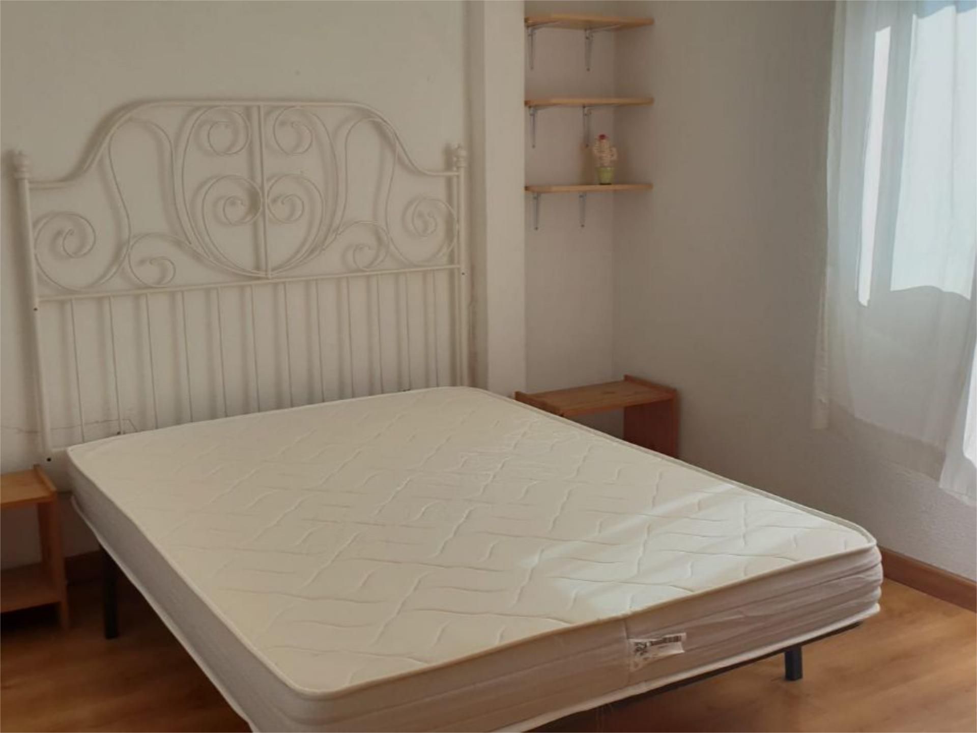 Bedroom of Attic to share in Barberà del Vallès  with Air Conditioner, Heating and Furnished