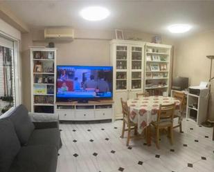 Sala d'estar de Pis en venda en Parla amb Calefacció, Terrassa i Piscina