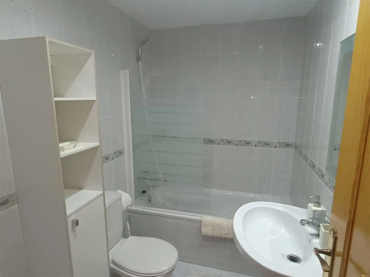 Bany de Apartament de lloguer en Alicante / Alacant amb Jardí privat, Terrassa i Piscina