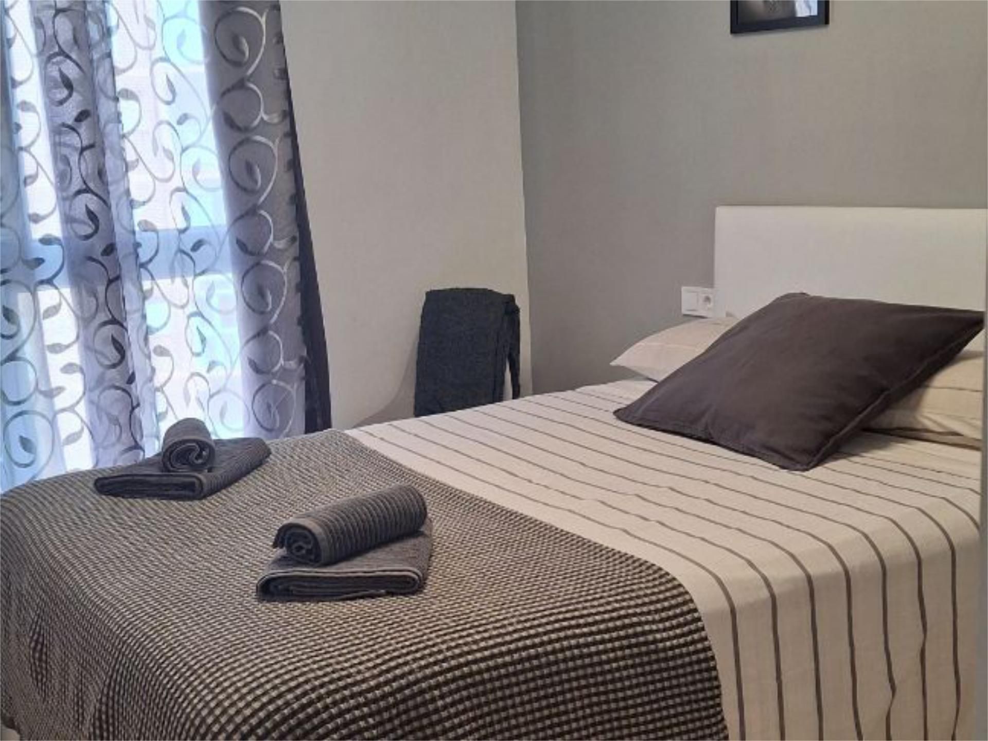 Dormitori de Apartament de lloguer en Benalmádena amb Aire condicionat, Calefacció i Jardí privat