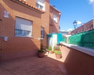 Vista exterior de Pis en venda en El Viso de San Juan amb Aire condicionat, Calefacció i Jardí privat