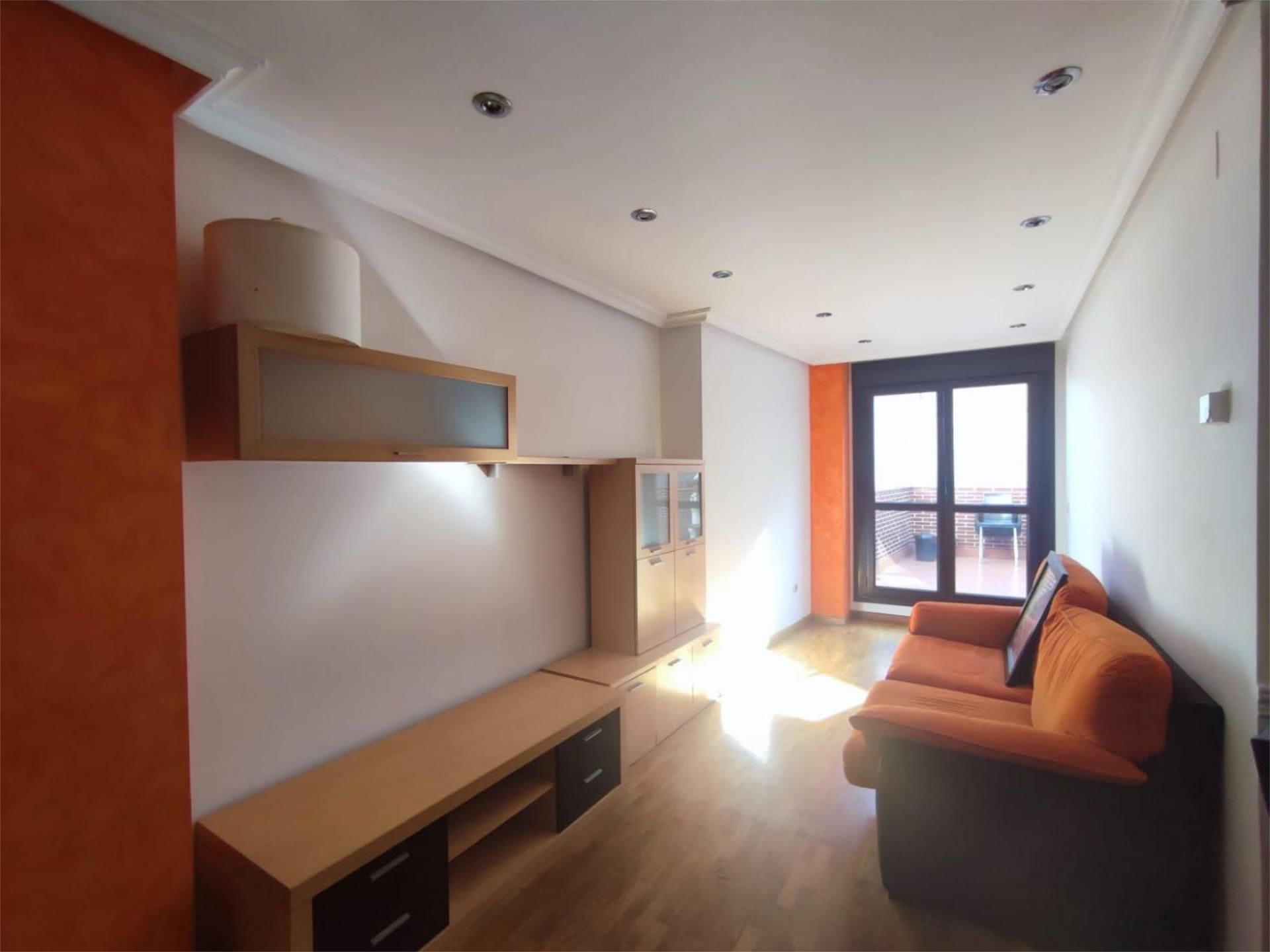 Sala d'estar de Pis en venda en Llanera amb Parquet, Terrassa i Moblat
