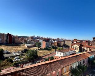 Vista exterior de Pis en venda en León Capital  amb Terrassa